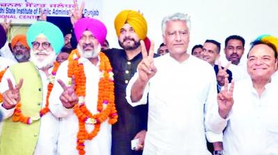 Hardev Singh Laddi Sherowalia showing victory Sign