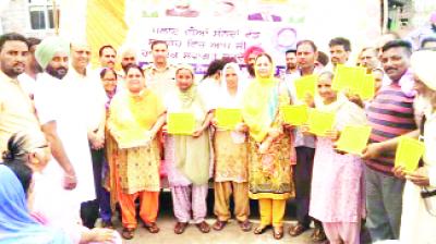 Aruna Chaudhary during  distribute grains to the beneficiaries