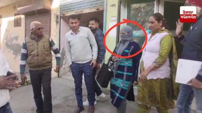 Female Patwari caught taking bribe in Haryana