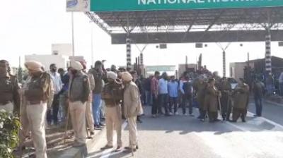  A commotion at the toll plaza in Tanda, a clash between farmers and toll employees