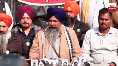 ਸੰਭੂ ਬਾਰਡਰ ਤੋਂ ਕਿਸਾਨਾਂ ਨੂੰ ਦਿੱਲੀ ਜਾਣ ਤੋਂ ਰੋਕਣ ’ਤੇ ਕਿਸਾਨ ਆਗੂ ਸਰਵਣ ਸਿੰਘ ਪੰਧੇਰ ਪੱਤਰਕਾਰਾਂ ਨਾਲ ਗੱਲਬਾਤ ਕਰਦੇ ਹੋਏ 