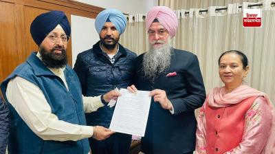  ਪ੍ਰਤਾਪ ਬਾਜਵਾ ਸਪੀਕਰ ਕੁਲਤਾਰ ਸੰਧਵਾਂ ਨੂੰ ਪੱਤਰ ਸੌਂਪਦੇ ਹੋਏ 