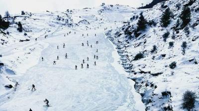 Heavy snowfall in hill station of uttarakhand auli in december