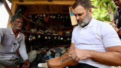 ਰਾਹੁਲ ਗਾਂਧੀ ਨੇ ਮੋਚੀ ਕੋਲੋਂ ਚੱਪਲ ਠੀਕ ਕਰਵਾਉਂਦੇ ਹੋਏ 