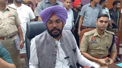  ਕੈਬਨਿਟ ਮੰਤਰੀ ਧਾਲੀਵਾਲ ਭਾਰਤੀ ਬੱਚਿਆਂ ਦੀ ਵਾਪਸੀ ਨੂੰ ਲੈ ਕੇ ਬਿਆਨ ਦਿੰਦੇ ਹੋਏ 