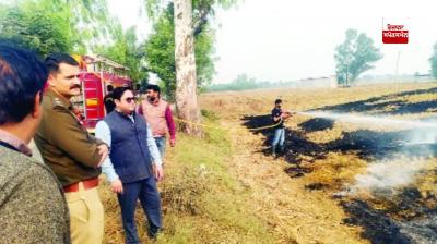 The Deputy Commissioner and the District Police Chief reached the fields and extinguished the stubble fire themselves