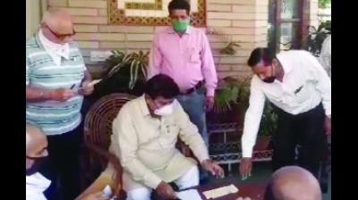 ਆਯੁਰਵੈਦਿਕ ਪ੍ਰੈਕਟੀਸ਼ਨਰ ਐਸੋਸੀਏਸ਼ਨ ਦੇ ਮੈਂਬਰ ਵਿਧਾਇਕ ਗਿਆਨ ਚੰਦ ਗੁਪਤਾ ਨੂੰ ਚੈੱਕ ਦਿੰਦੇ ਹੋਏ। ਫ਼ੋਟੋ ਵਰਮਾ