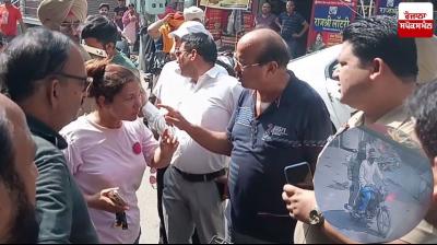 2 youths on a motorcycle snatched a gold chain from a woman