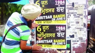 Dal Khalsa Volunteer pasting Posters