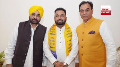 ਮੁੱਖ ਮੰਤਰੀ ਭਗਵੰਤ ਮਾਨ ਕਾਂਗਰਸ ਆਗੂਆਂ ਨੂੰ ਪਾਰਟੀ ਵਿੱਚ ਸ਼ਾਮਲ ਕਰਦੇ ਹੋਏ 