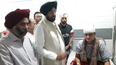 ਮੰਤਰੀ ਕੁਲਦੀਪ ਸਿੰਘ ਧਾਲੀਵਾਲ SHO ਅਮਨਜੋਤ ਕੌਰ ਦਾ ਹਸਪਤਾਲ ’ਚ ਹਾਲ ਚਾਲ ਪੁੱਛਦੇ ਹੋਏ 