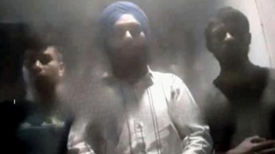 ਨੌਜਵਾਨ ਮਦਦ ਦੀ ਗੁਹਾਰ ਲਗਾਉਂਦੇ ਹੋਏ  