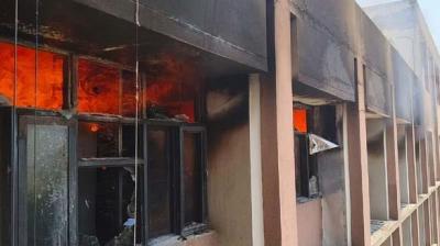 ਬਿਲਡਿੰਗ ਵਿਚੋਂ ਅੱਗ ਦੀਆਂ ਨਿਕਲਦੀਆਂ ਲਪਟਾਂ 