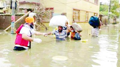 Worker of 'Khalsa Aid' help for Kerala flood victims