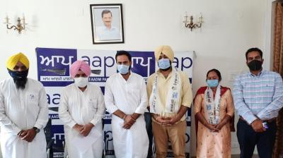 Aam Aadmi Party gains strength, Congress, BJP leaders join party