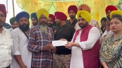 ਕੈਬਨਿਟ ਮੰਤਰੀ ਹਰਭਜਨ ਸਿੰਘ ਈਟੀਓ ਜੰਡਿਆਲਾ ਗੁਰੂ ਹਲਕੇ ਦੇ ਲੋੜਵੰਦ ਪਰਿਵਾਰਾਂ ਨੂੰ ਮਕਾਨ ਪੱਕੇ ਕਰਨ ਲਈ ਚੈੱਕ ਵੰਡਦੇ ਹੋਏ   