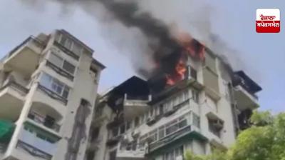 ਦਿੱਲੀ ਦੇ ਦਵਾਰਕਾ ’ਚ ਛੇਵੀਂ ਮੰਜ਼ਿਲ ਦੇ ਫਲੈਟ ’ਚ ਲੱਗੀ ਅੱਗ,