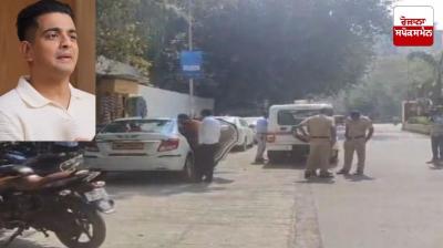  ਰਣਵੀਰ ਇਲਾਹਾਬਾਦੀਆ ਦੇ ਘਰ ਦੇ ਬਾਹਰ ਪੁਲਿਸ ਮੁਲਜ਼ਮ ਗਸ਼ਤ ਕਰਦੇ ਹੋਏ 