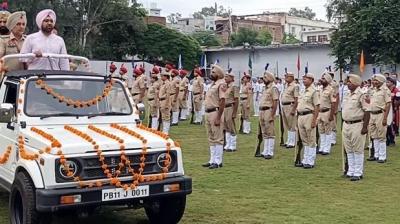 SDM saluted with gypsy with fake number from the parade