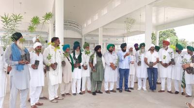 ਮੀਟਿੰਗ ਤੋਂ ਬਾਅਦ ਬੂਟੇ ਵੰਡਦੇ ਹੋਏ ਤਸਵੀਰ 