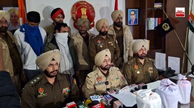 ਐਸਐਸਪੀ ਅੰਮ੍ਰਿਤਸਰ ਦਿਹਾਤੀ ਚਰਨਜੀਤ ਸਿੰਘ ਸੋਹਲ ਪੱਤਰਕਾਰਾਂ ਨੂੰ ਜਾਣਕਾਰੀ ਦਿੰਦੇ ਹੋਏ 