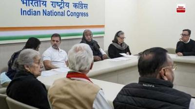 ਸੋਨੀਆ ਗਾਂਧੀ ਮੀਟਿੰਗ ਕਰਦੇ ਹੋਏ 