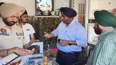 ਲੁੱਟ ਤੋਂ ਬਾਅਦ ਦੁਕਾਨਦਾਰ ਤੋਂ ਪੁੱਛਗਿੱਛ ਕਰਦੇ ਹੋਏ ਪੁਲਿਸ ਅਧਿਕਾਰੀ 