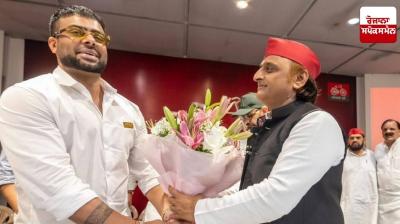 Akhilesh Yadav honours singer Mankirt Aulakh
