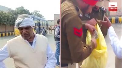 500-500 notes found in sacks from the seller of Momos