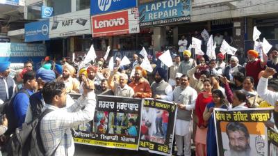AAP leaders protest outside the official residence of Bharat Bhushan Ashu