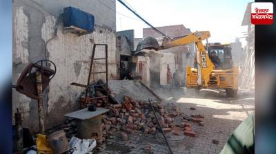 A smuggler's house collapsed in the meat market in Khanna News