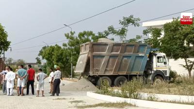 Truck gets caught in 11000 voltage wires in Moga