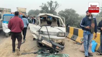 Van and auto collide on highway in Kanpur