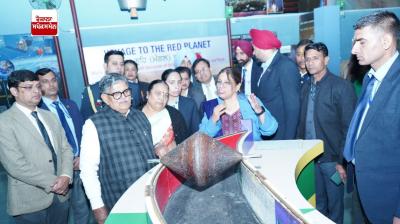  ਪੰਜਾਬ ਦੇ ਰਾਜਪਾਲ ਸ਼੍ਰੀ ਗੁਲਾਬ ਚੰਦ ਕਟਾਰੀਆ ਸਾਇੰਸ ਸਿਟੀ ਦਾ ਦੌਰਾ ਕਰਦੇ ਹੋਏ।