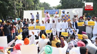 ‘ਆਪ' ਆਗੂ ਕੇਂਦਰ ਖਿਲਾਫ਼ ਚੰਡੀਗੜ੍ਹ 'ਚ ਪ੍ਰਦਰਸ਼ਨ ਕਰਦੇ ਹੋਏ 