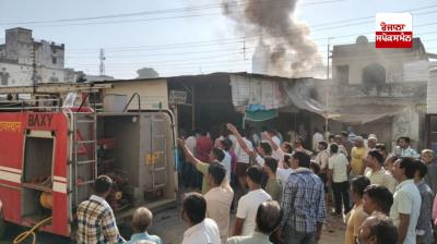 ਮੌਕੇ ’ਤੇ ਪਹੁੰਚ ਕੇ ਫਾਇਰ ਬ੍ਰਿਗੇਡ ਦੀ ਟੀਮ ਅੱਗ 'ਤੇ ਕਾਬੂ ਪਾਉਂਦੀ ਹੋਈ