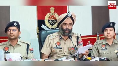 ਪੁਲਿਸ ਅਧਿਕਾਰੀ ਜਾਣਕਾਰੀ ਦਿੰਦੇ ਹੋਏ 