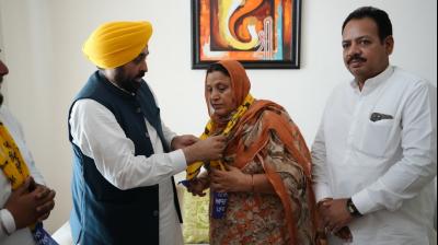 ਮੁੱਖ ਮੰਤਰੀ ਭਗਵੰਤ ਮਾਨ, ਸੁਰਜੀਤ ਕੌਰ ਨੂੰ ਆਪ ’ਚ ਸ਼ਾਮਲ ਕਰਦੇ ਹੋਏ 