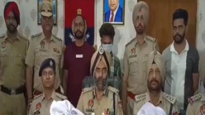 ਪੁਲਿਸ ਫੜੇ ਗਏ ਮੁਲਜ਼ਮ ਬਾਰੇ ਜਾਣਕਾਰੀ ਦਿੰਦੇ ਹੋਏ 