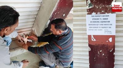 Major action by Municipal Corporation Mohali against property tax defaulters, showroom sealed in Phase-1 of Mohali