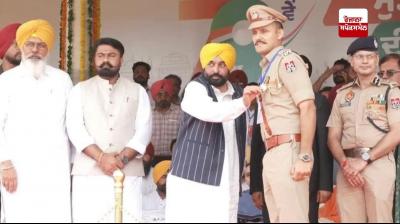79ਵੇਂ ਅਜ਼ਾਦੀ ਦਿਹਾੜੇ 'ਤੇ CM ਮਾਨ ਨੇ ਕੀਰਤਪੁਰ ਸਾਹਿਬ ਦੇ ਥਾਣਾ ਮੁਖੀ ਇੰਸਪੈਕਟਰ ਜਤਨ ਕਪੂਰ ਨੂੰ ਕੀਤਾ ਸਨਮਾਨਿਤ