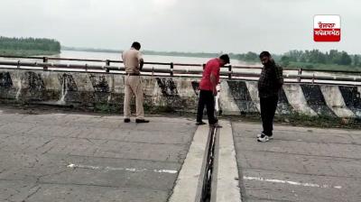 ਬਿਆਸ ਦਰਿਆ 'ਚ ਪਾਣੀ ਦੇ ਤੇਜ਼ ਦੇ ਵਹਾਅ ਕਾਰਨ ਪੁਲ 'ਚ ਪਈ ਦਰਾਰ