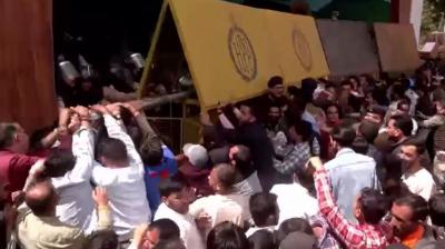 Hindu organizations protested against the mosque in Shimla, broke the barricades, police lathi-charged the protestors.