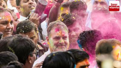 Rahul Gandhi celebrated Holi with party leaders and workers at the party office.
