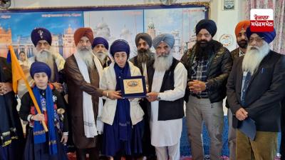 Gursikh Simrat Kaur, winner of the ‘A Letter to Luigi Einaudi’ competition, receives special award from the Pichnardi of Gurdwara Sahib Tore