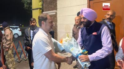 ਰਾਹੁਲ ਗਾਂਧੀ ਦੇ ਅੰਮ੍ਰਿਤਸਰ ਪਹੁੰਚਣ ’ਤੇ ਕਾਂਗਰਸੀ ਆਗੂ ਸਵਾਗਤ ਕਰਦੇ ਹੋਏ 