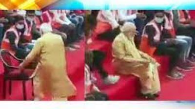 PM Modi Shuns Chair, Sits With Shramiks Of Kashi Vishwanath Corridor In Varanasi