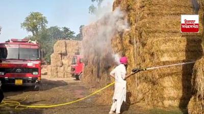  ਅੱਗ ’ਤੇ ਕਾਬੂ ਪਾਉਂਦੀ ਹੋਈ ਫਾਇਰ ਬ੍ਰਿਗੇਡ ਟੀਮ  