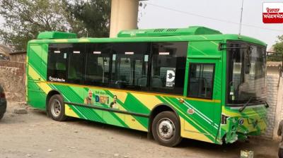 Bus driver suffers a stroke in East Delhi's Laxmi Nagar area