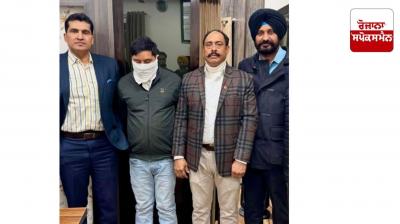 Naib Tehsildar taking Rs 8000 bribe caught red-handed by Reader Vigilance Bureau